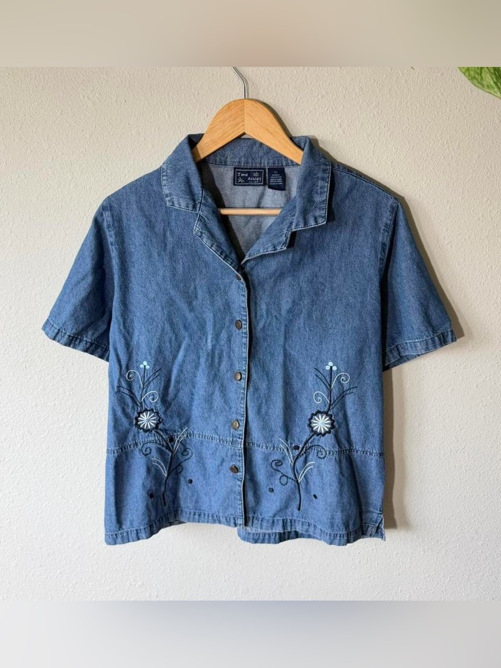 Vintage 90’s floral embroidered denim button up shirt